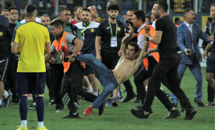 Ankara İl Emniyet Müdürlüğü, Ankaragücü - Beşiktaş maçının sona ermesinin ardından koşarak sahaya giren ve siyah beyazlı futbolculara tekme atarak saldıran şüphelinin gözaltına alındığını açıkladı.