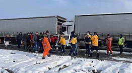 ANKARA İSTİKAMETİ KAPANDI Anadolu Otoyolu'nda 50'den fazla aracın karıştığı zincirleme kaza