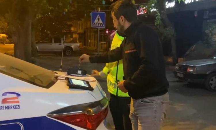 Ehliyetsiz ve alkollü sürücü, cezayı ödemek için kartını alkolmetreye tuttu