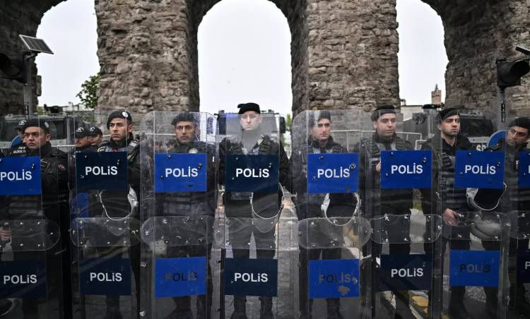 İçişleri Bakanı Yerlikaya'dan 1 Mayıs'ta görev yapan polislere teşekkür: 'Sizlerle iftihar ediyorum'