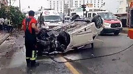 Mersin'de kırmızı ışıkta geçen otomobil yayalara çarptı: 1 ölü, 3 yaralı