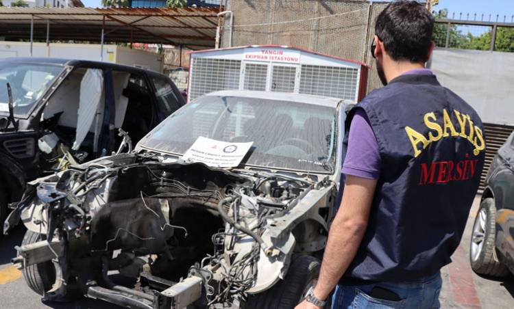 Mersin’de yurt dışından getirilen lüks araçları parçalayıp yedek parça olarak satışa sunan 2 şüpheli yakalandı