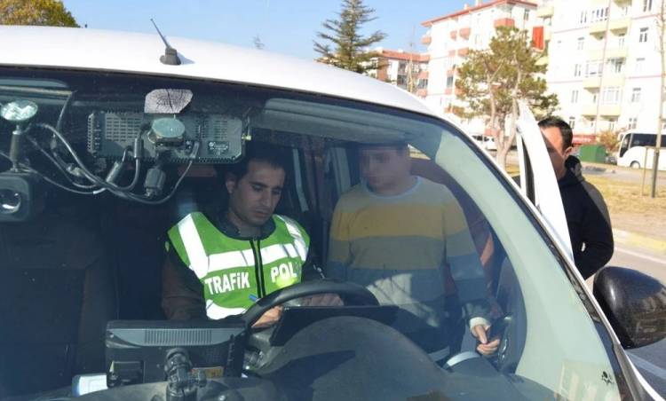 Polise yakalanan 12 yaşındaki sürücü: 'Ağabey kaç para ceza yedim?'