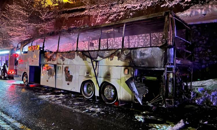 Polisleri taşıyan otobüs Zigana Dağı'nda alev aldı