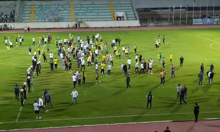 Tarsus İdmanyurdu-Şanlıurfaspor maçında taraftarlar arasında kavga çıktı